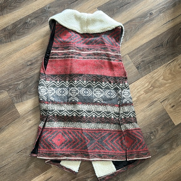 Me Jane vest size Medium Aztec style print with faux Sherpa lining - Picture 9 of 12